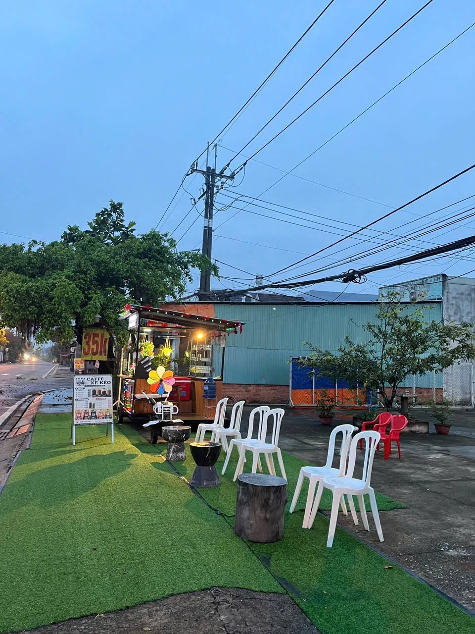 Xe cà phê và sân vườn